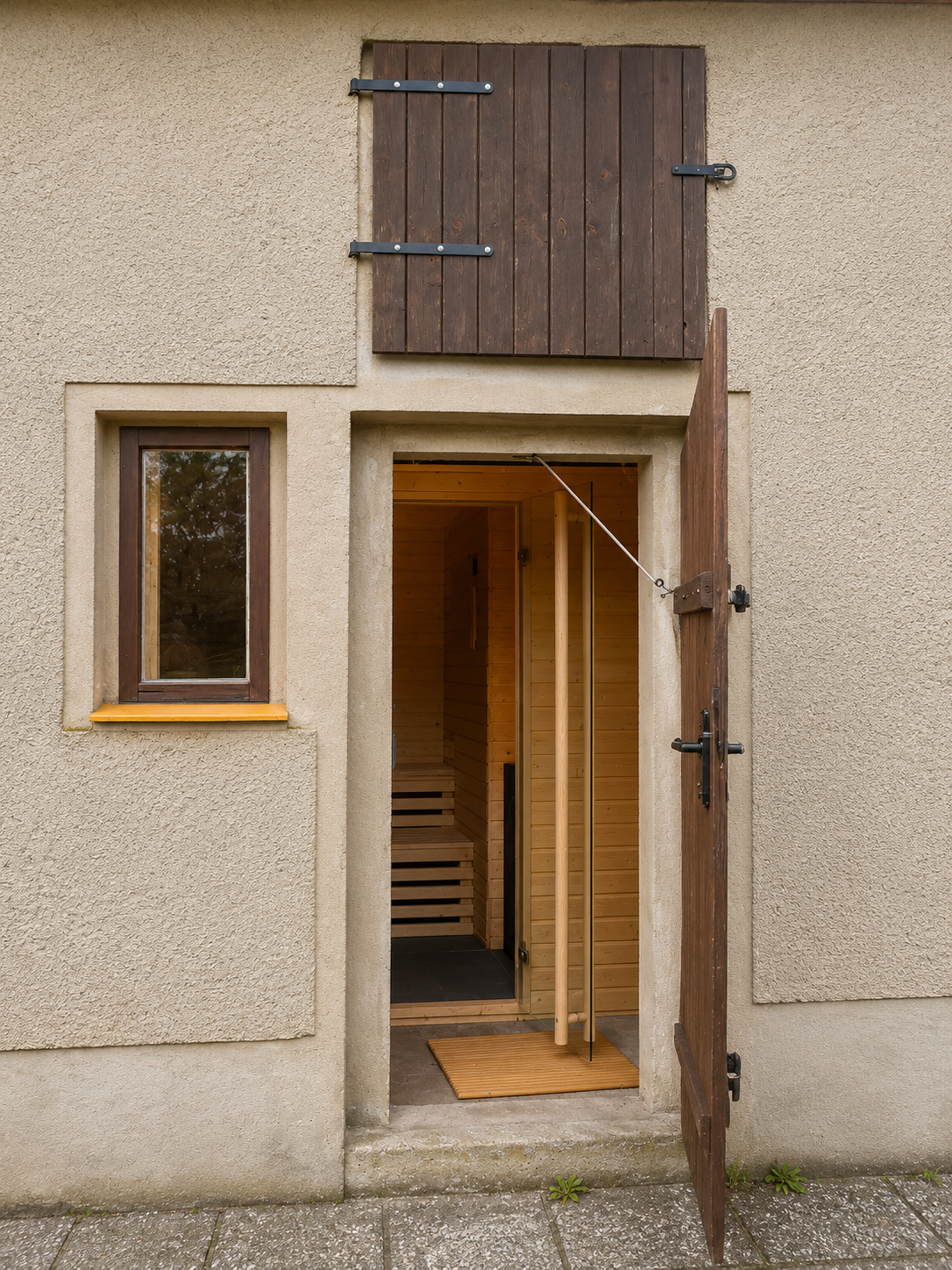 Außenansicht und Eingang der Sauna