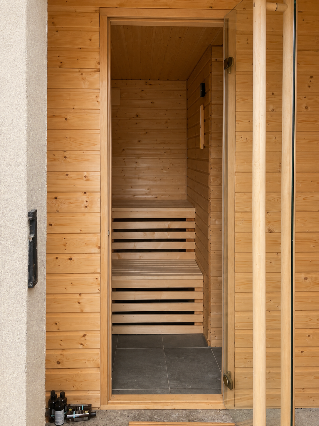 Eingang und Blick in die Sauna